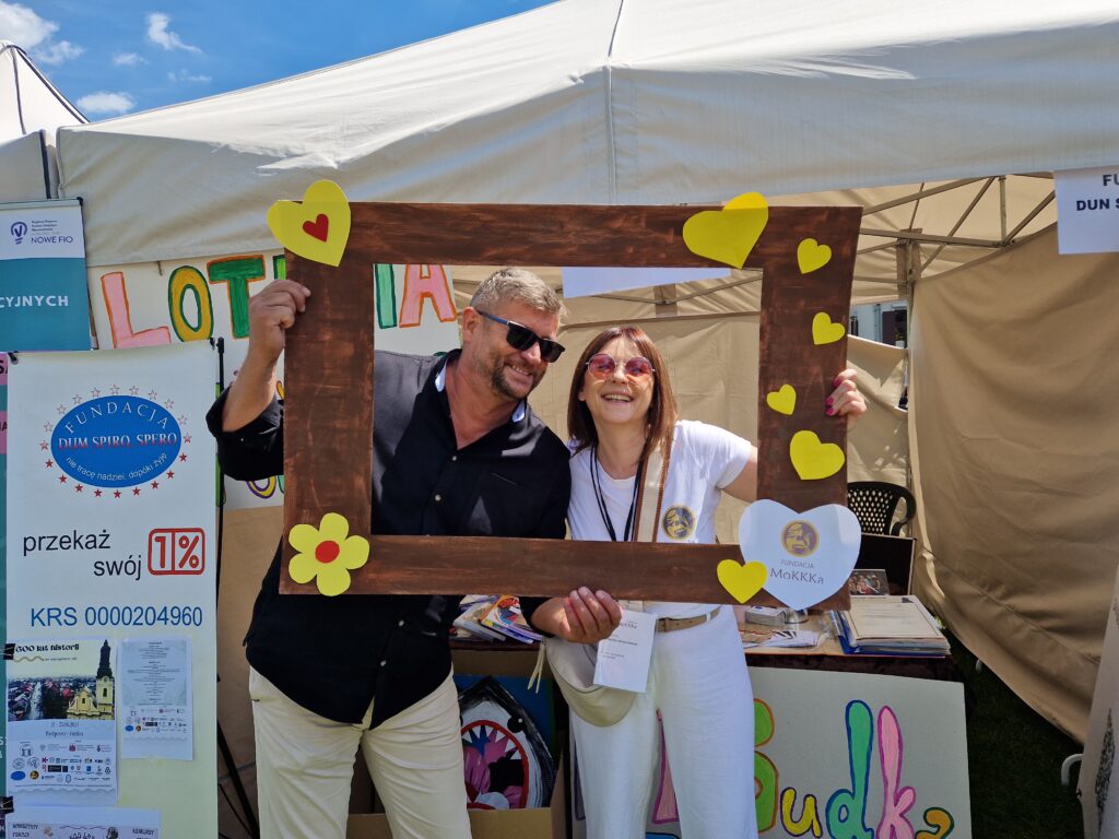 Kasia fundatorka i Jarek przyjaciel fundacji pozują do zdjęcia z ramką Fundacji mokkka