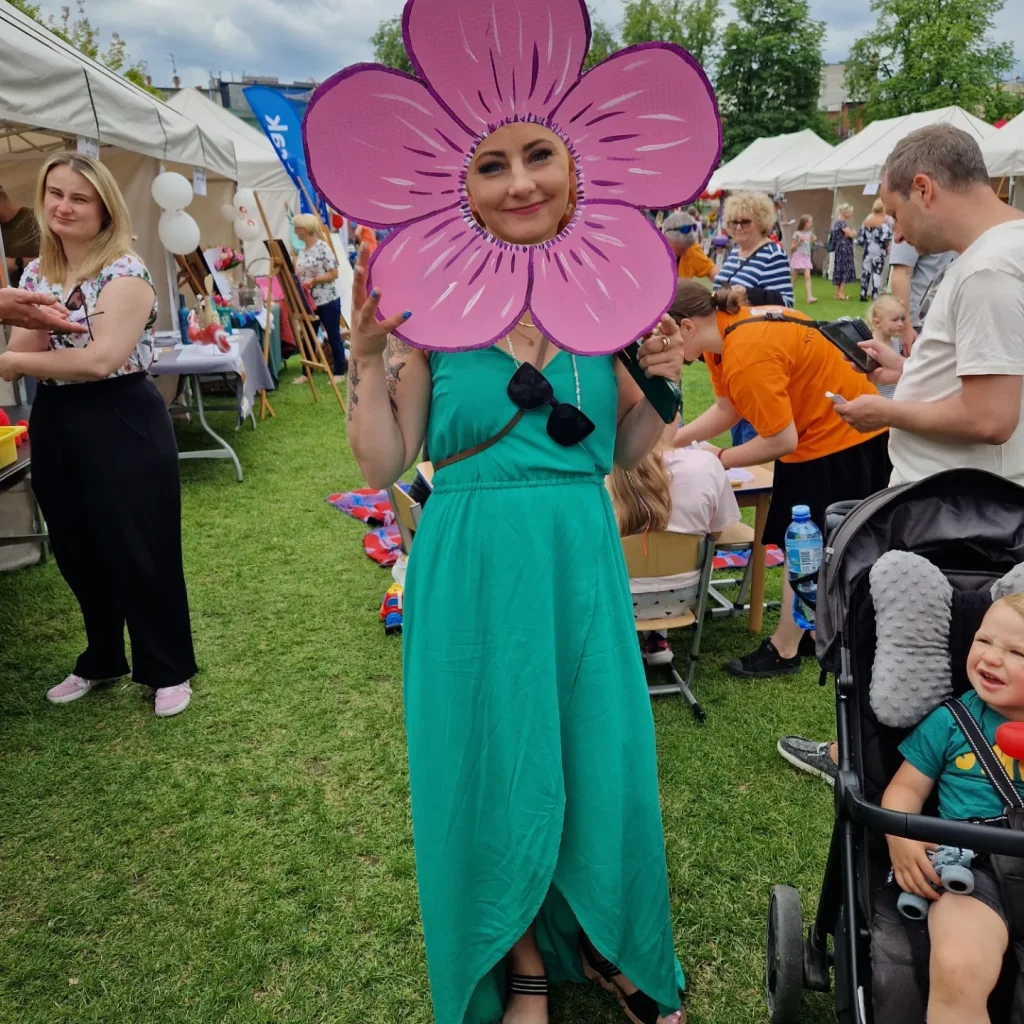 kobieta w zielonej sukience pozująca do zdjęcia jako kwiatek