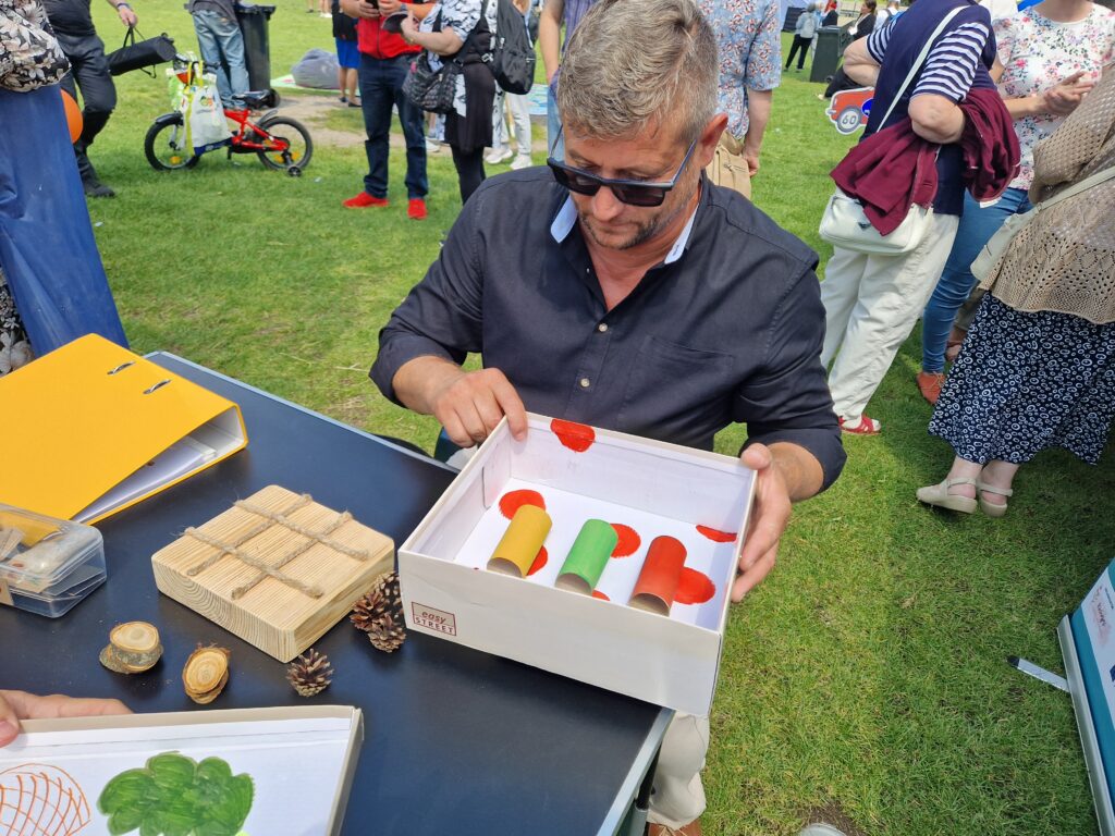 mężczyzna grający w grę z kartonu