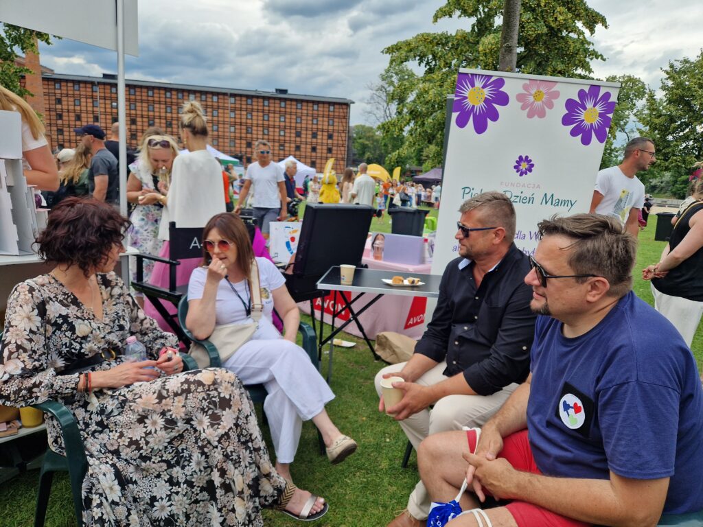 siedzące 2 kobiety i 2 mężczyzn