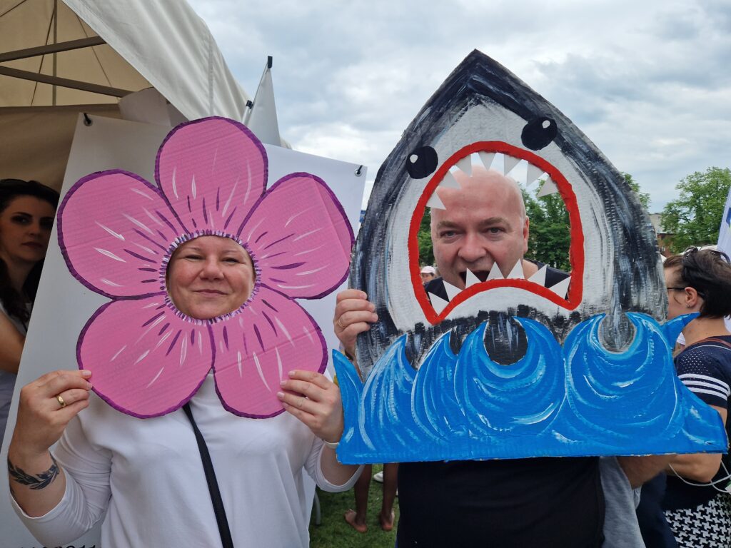 kobieta jako kwiatek i mężczyzna jako rekin pozują do zdjęcia