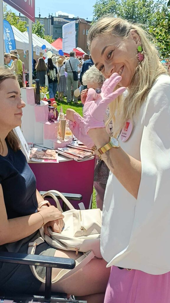 porady kosmetyczne przy stoisku avon