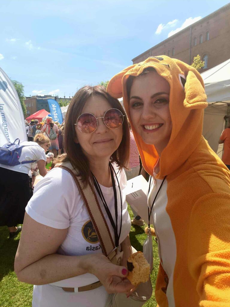 Kasia i przebrana za kangura Kamila z fundacji mokkka