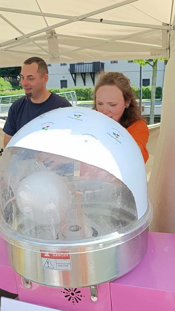 mężczyzna i kobieta robiąca watę cukrową