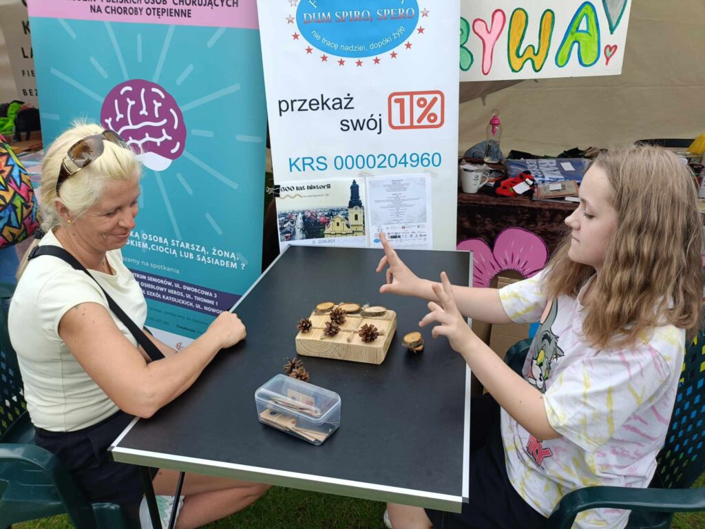 dwie kobiety grające w eko grę 