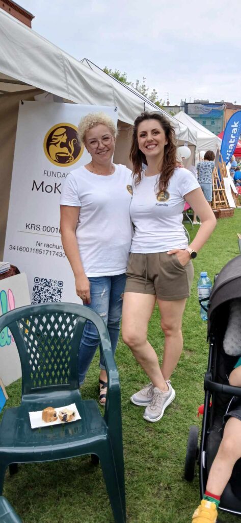Monika i Kamila fundatorki przy stoiski i roolupie fundacji mokkka