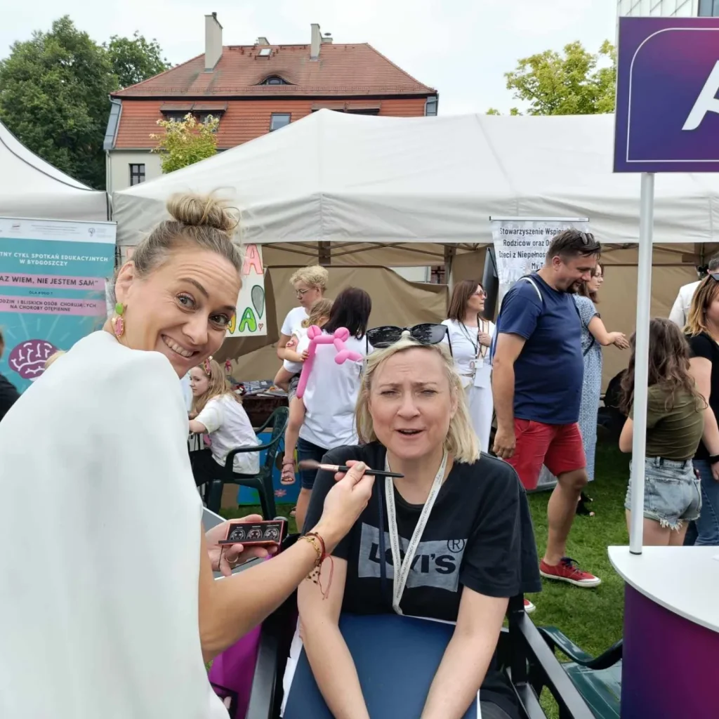 kobiet robiąca makijaż drugiej kobiecie 