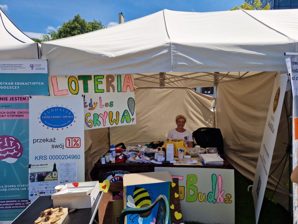 stoisko fundacji mokkka i fundacji dum spiro spero, widać napis loteria każdy los wygdywa, gry, fotobudkę 
