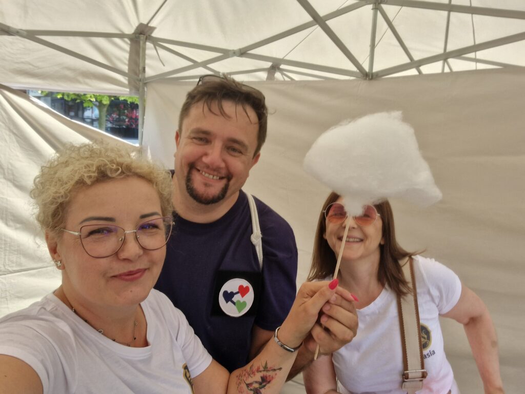 Monika i Irek i Kasia z watą cukrową