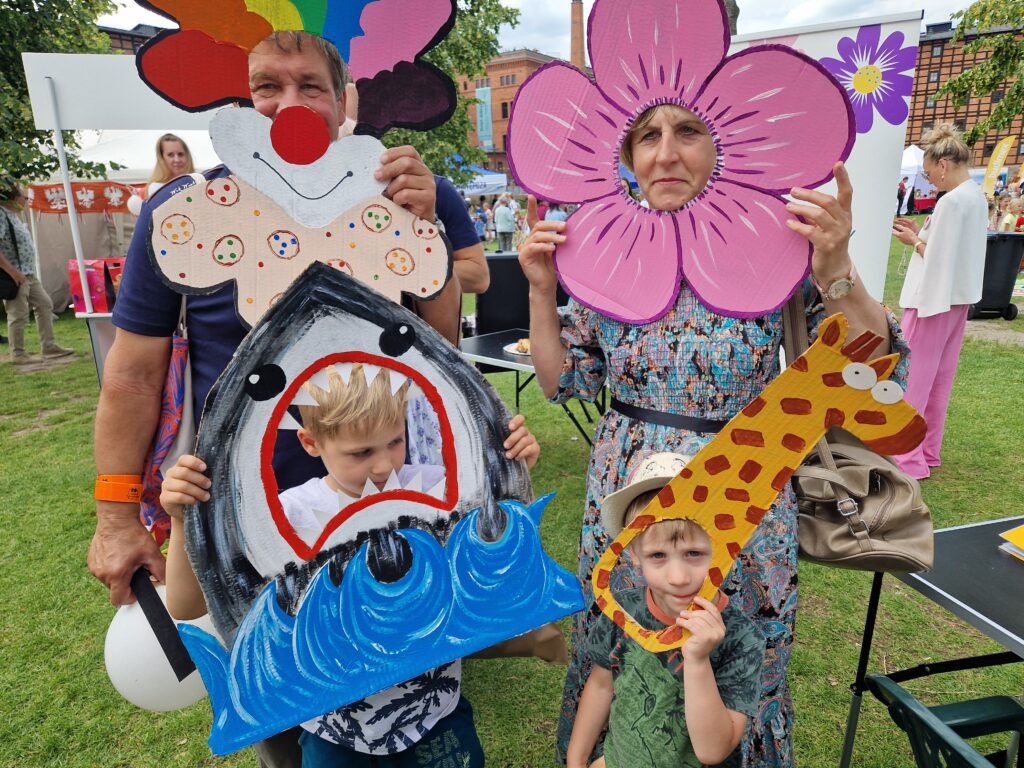 rodzina pozująca do zdjęcia jako kwiatek, rekin, żyrafa i klaun