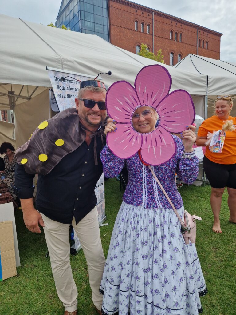 mężczyzna w przebraniu żuka i kobieta z maską kwiatka