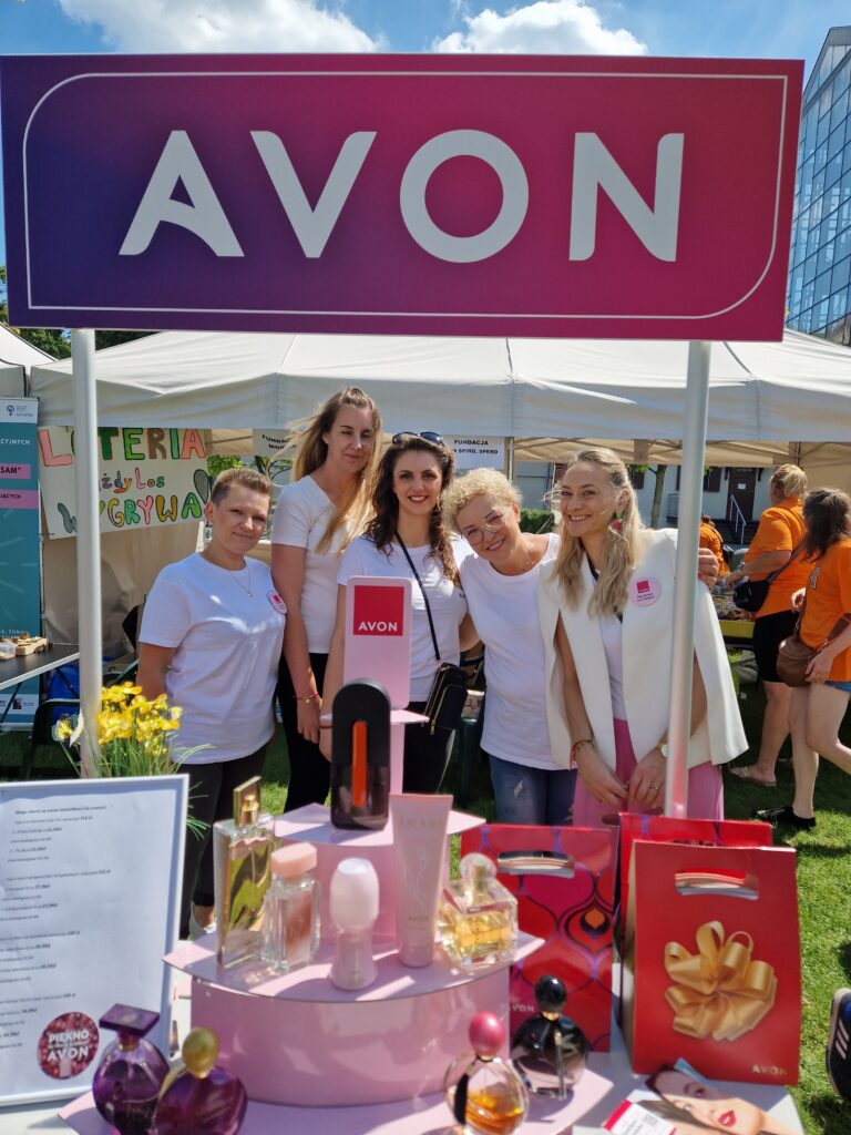 stoisko avon w tle stoisko fundacji mokkka i 5 uśmiechniętych kobiet