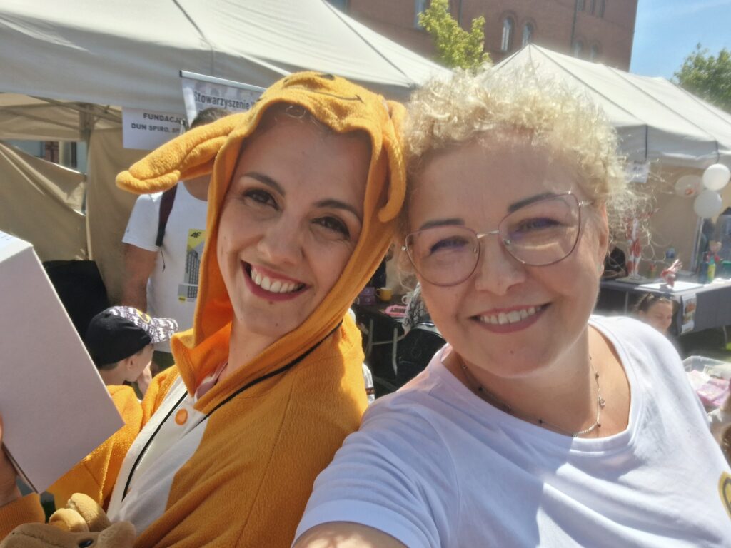 fundatorki fundacji mokkka kamila i monika, kamila przebrana za kangura