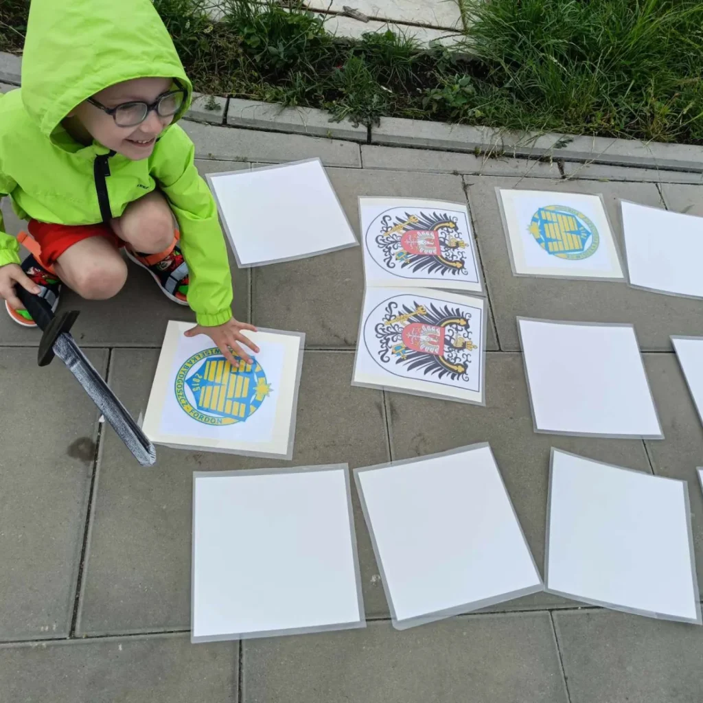 chłopiec grający w grę xxl memory