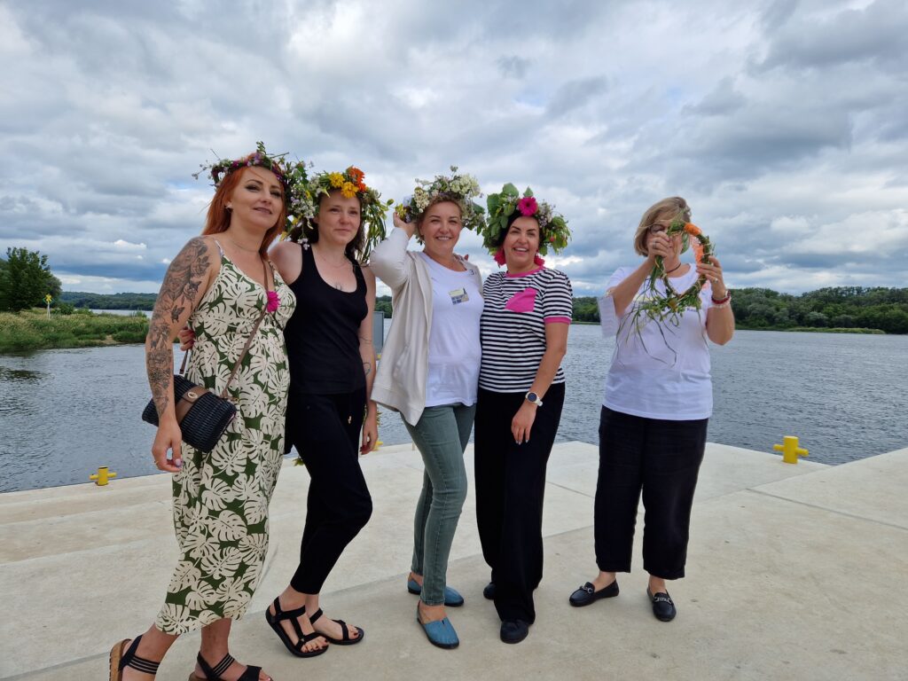 5 kobiet w wiankach na głowie