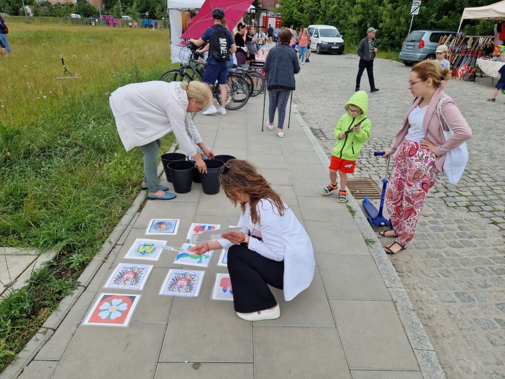 ludzie grający w grę memory
