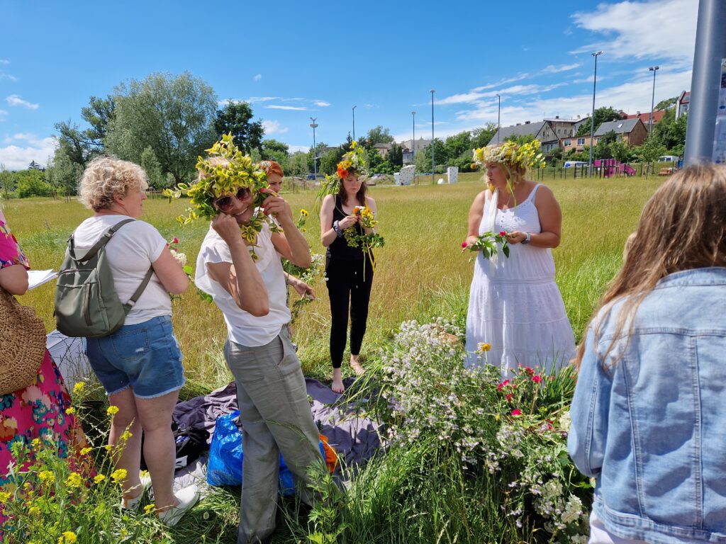 kobiety robiące wianki
